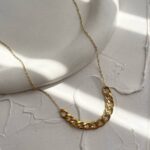 گردنبند ترکیب کارتیر و زنجیر ظریف